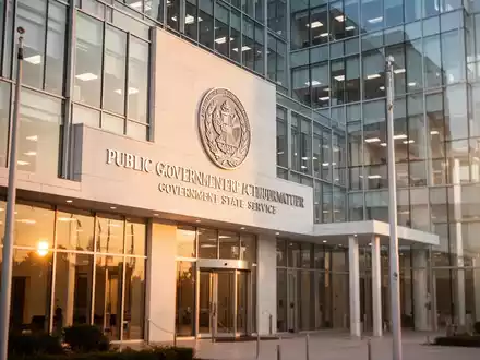 Modernes Regierungsgebäude bei Sonnenuntergang als Symbol für öffentliche Infrastruktur und Staatsfinanzen. - Foto: über boerse-global.de