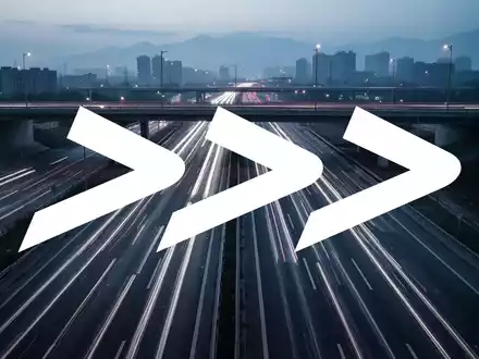 Abstrakte Darstellung einer modernen Autobahn bei Dämmerung mit Lichtspuren, die eine wirtschaftliche Infrastruktur symbolisiert. - Foto: über boerse-global.de