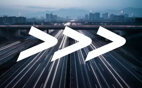 Abstrakte Darstellung einer modernen Autobahn bei Dämmerung mit Lichtspuren, die eine wirtschaftliche Infrastruktur symbolisiert. - Foto: über boerse-global.de
