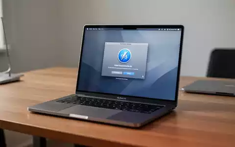 Ein modernes MacBook Pro auf einem Schreibtisch zeigt eine Benutzeroberfläche für Software-Aktualisierungen. - Foto: über boerse-global.de