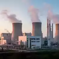 Moderne Müllverbrennungsanlage vor einem klaren Himmel als Symbol für den europäischen Emissionshandel. - Foto: über boerse-global.de