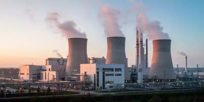 Moderne Müllverbrennungsanlage vor einem klaren Himmel als Symbol für den europäischen Emissionshandel. - Foto: über boerse-global.de