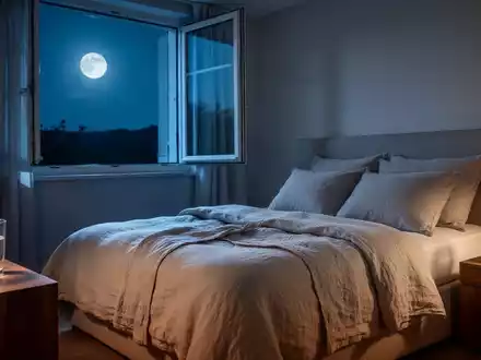Modernes, minimalistisches Schlafzimmer bei Nacht mit hochwertiger Leinenbettwäsche und sanftem Mondlicht. - Foto: über boerse-global.de