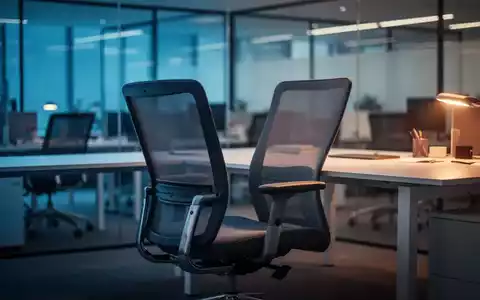 Ein leerer Büroarbeitsplatz mit ergonomischem Stuhl als Symbol für psychische Belastung am Arbeitsplatz. - Foto: über boerse-global.de