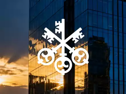 Abstrakte Architektur eines modernen Bürogebäudes bei Sonnenuntergang als Symbol für Finanzstabilität und Kapitalanforderungen. - Foto: über boerse-global.de