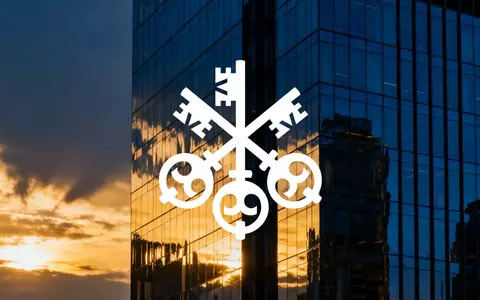 Abstrakte Architektur eines modernen Bürogebäudes bei Sonnenuntergang als Symbol für Finanzstabilität und Kapitalanforderungen. - Foto: über boerse-global.de