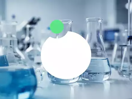 Abstrakte Darstellung eines modernen biotechnologischen Labors mit Glasgeräten in kühler, professioneller Beleuchtung. - Foto: über boerse-global.de