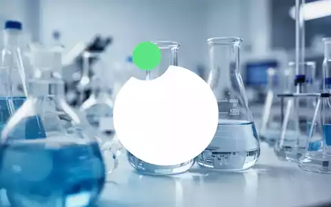 Abstrakte Darstellung eines modernen biotechnologischen Labors mit Glasgeräten in kühler, professioneller Beleuchtung. - Foto: über boerse-global.de