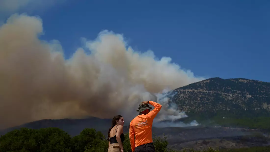 Bei den Menschen herrscht Entsetzen angesichts der andauernden Brände, die so viel Natur zerstören. - Bild: Petros Giannakouris/AP/dpa