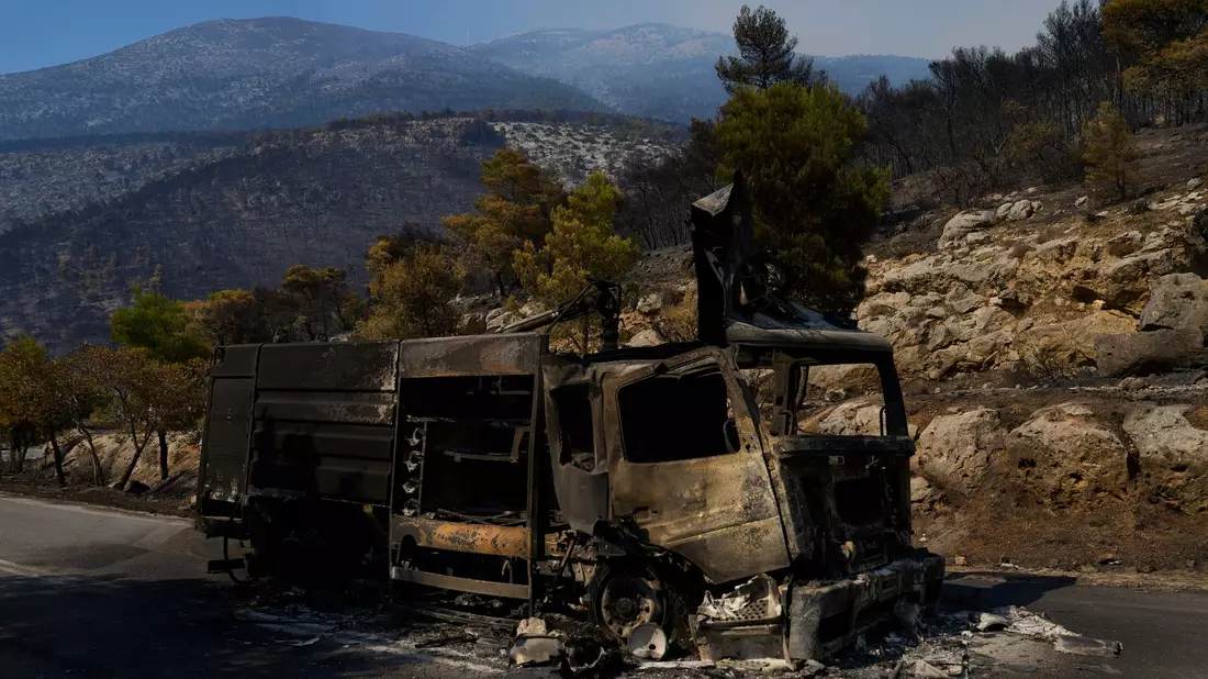 Es brennt nicht überall, aber auf einer großen Fläche an vielen verschiedenen Stellen. - Bild: Petros Giannakouris/AP/dpa