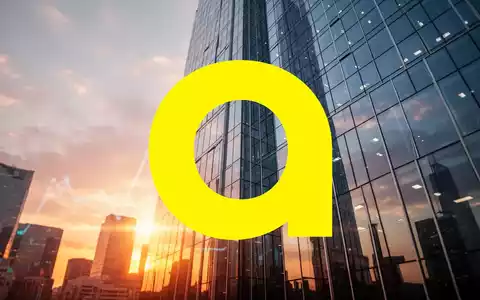Moderne Glasfassade eines Bürogebäudes im Licht des Sonnenaufgangs als Symbol für positives Marktwachstum. - Foto: über boerse-global.de