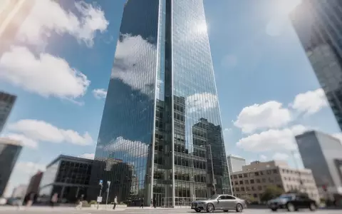 Moderne Glasfassade eines Wolkenkratzers im Finanzviertel bei klarem Himmel. - Foto: über boerse-global.de