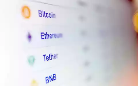 Anleger, die ihr Geld in Bitcoin und andere Kryptowährungen investiert haben, müssen sich in Geduld üben. (Symbolbild) - Foto: Karl-Josef Hildenbrand/dpa