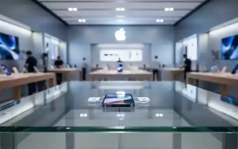 Ein modernes iPhone auf einem eleganten Display-Tisch in einem minimalistisch gestalteten Apple Store. - Foto: über boerse-global.de