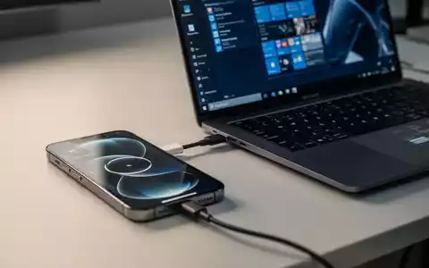 Ein iPhone neben einem Windows-Laptop, das die geräteübergreifende Zwischenablage-Synchronisierung darstellt. - Foto: über boerse-global.de