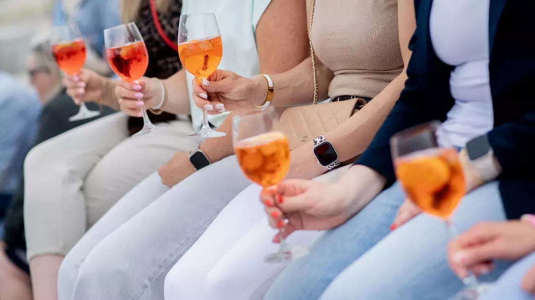 Frauen, die Aperol Spritz trinken - sieht man häufig in Deutschland. (Archivbild) - Bild: Hauke-Christian Dittrich/dpa