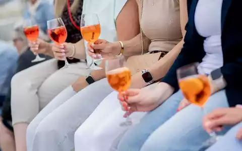 Frauen, die Aperol Spritz trinken - sieht man häufig in Deutschland. (Archivbild) - Foto: Hauke-Christian Dittrich/dpa