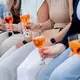 Frauen, die Aperol Spritz trinken - sieht man häufig in Deutschland. (Archivbild) - Bild: Hauke-Christian Dittrich/dpa