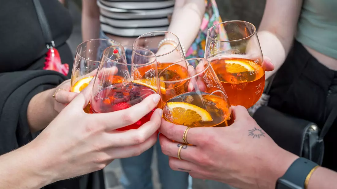 Salute, Cheers, Prost: Fünf Personen stoßen mit Aperol Spritz an. (Archivbild) - Bild: Daniel Vogl/dpa