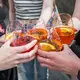 Salute, Cheers, Prost: Fünf Personen stoßen mit Aperol Spritz an. (Archivbild) - Bild: Daniel Vogl/dpa