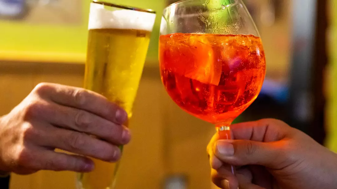 Aperol Spritz läuft vor allem bei Frauen anderen alkoholischen Getränken wie Bier den Rang ab. (Archivbild) - Bild: Christophe Gateau/dpa