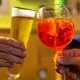 Aperol Spritz läuft vor allem bei Frauen anderen alkoholischen Getränken wie Bier den Rang ab. (Archivbild) - Bild: Christophe Gateau/dpa