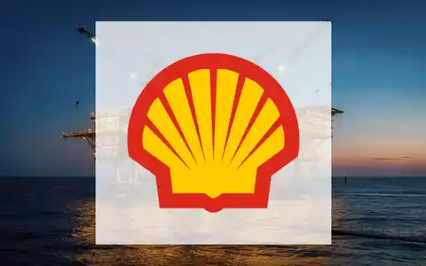 Moderne Offshore-Ölplattform bei Dämmerung mit reflektierenden Lichtern auf dem Wasser. - Foto: über boerse-global.de