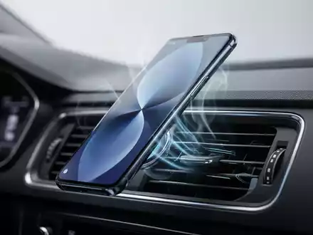 Ein Smartphone an einer Lüftungsdüse im Auto zur Kühlung während der Nutzung von Android Auto. - Foto: über boerse-global.de