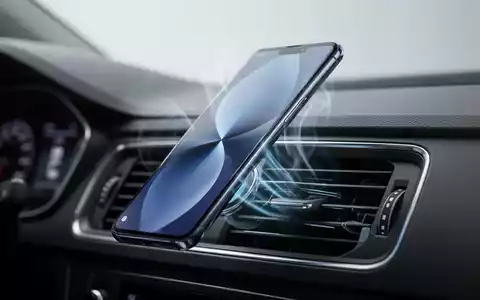 Ein Smartphone an einer Lüftungsdüse im Auto zur Kühlung während der Nutzung von Android Auto. - Foto: über boerse-global.de