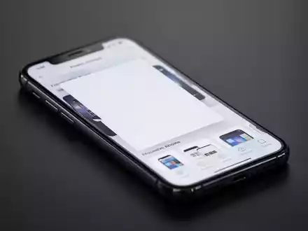 Ein Smartphone zeigt eine leere App-Store-Seite, die die vorübergehende Nichtverfügbarkeit der Telegram-Anwendung symbolisiert. - Foto: über boerse-global.de
