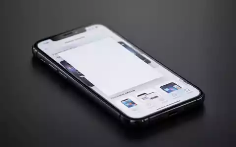 Ein Smartphone zeigt eine leere App-Store-Seite, die die vorübergehende Nichtverfügbarkeit der Telegram-Anwendung symbolisiert. - Foto: über boerse-global.de