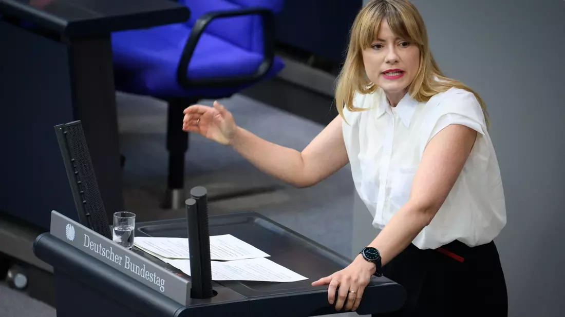 Linken-Politikerin Bünger stellt das Vorgehen der Behörden in Frage. (Archivbild)  - Bild: Bernd von Jutrczenka/dpa