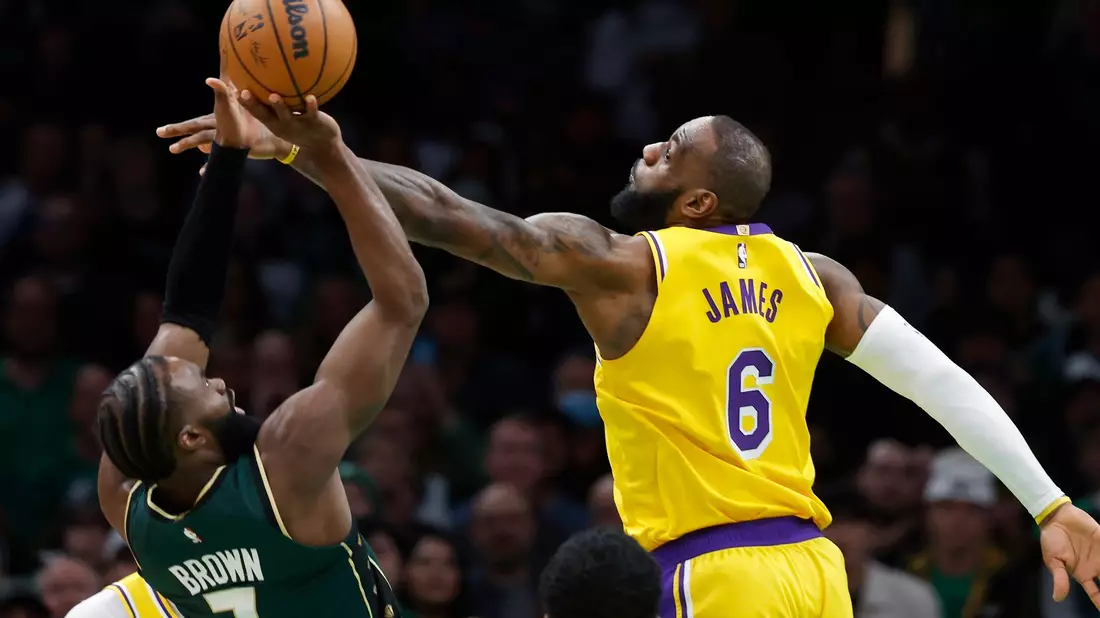 Lange Gegner, nun Kollegen: Jaylen Brown und LeBron James. (Archivbild) - Bild: Michael Dwyer/AP/dpa