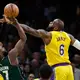 Lange Gegner, nun Kollegen: Jaylen Brown und LeBron James. (Archivbild) - Bild: Michael Dwyer/AP/dpa