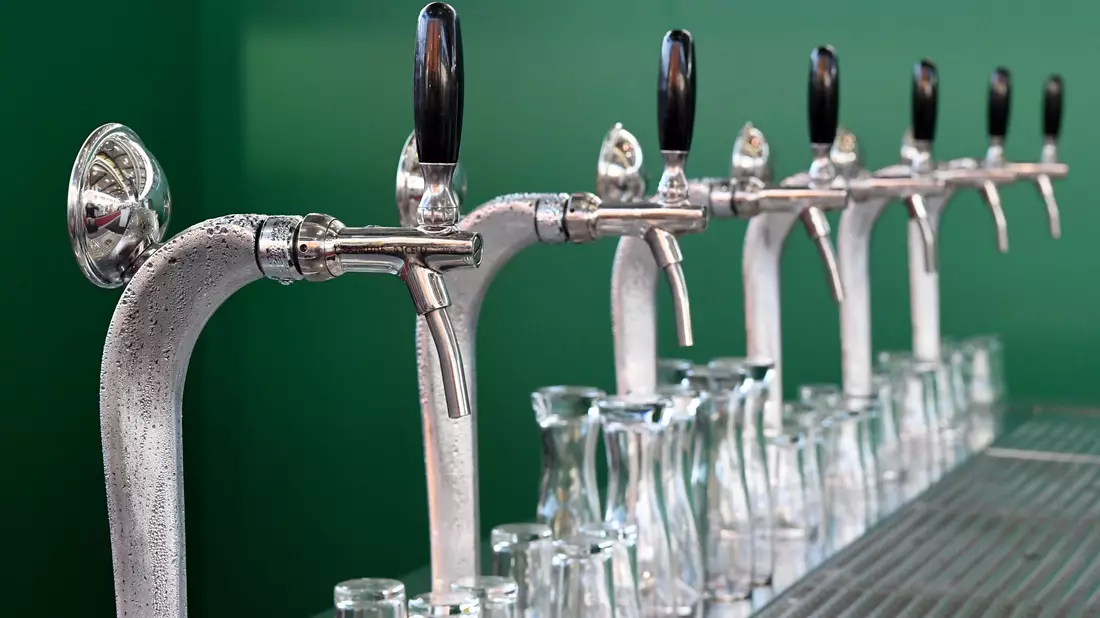 Bier verkauft sich nicht mehr so selbstverständlich wie früher. In der Folge schließen immer mehr Brauereien. (Illustration) - Bild: Carsten Rehder/dpa