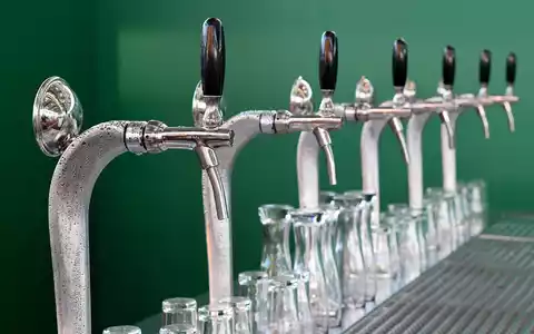 Bier verkauft sich nicht mehr so selbstverständlich wie früher. In der Folge schließen immer mehr Brauereien. (Illustration) - Foto: Carsten Rehder/dpa