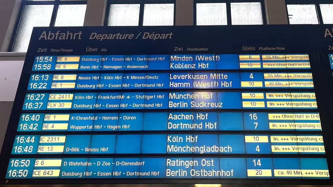 Die Pünktlichkeit im Fernverkehr der Bahn war im Juli genauso niedrig wie im Juni. (Symbolbild) - Bild: Arne Meyer/dpa