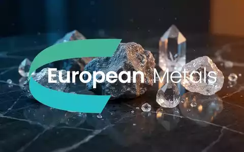 Nahaufnahme von Lithiumerz und Mineralkristallen auf einem dunklen Steinhintergrund als Symbol für die Bergbauindustrie. - Foto: über boerse-global.de