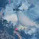 Die Löscharbeiten aus der Luft werden unter Hochdruck fortgesetzt. - Bild: Petros Giannakouris/AP/dpa