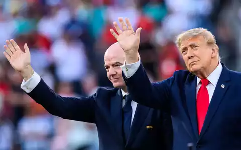 Gianni Infantino (l) soll Donald Trump um Hilfe gebeten haben. (Archivbild) - Foto: Tom Weller/dpa
