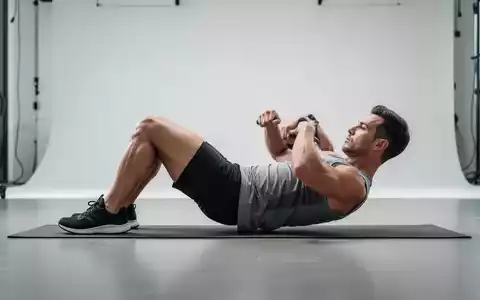 Person beim kontrollierten funktionellen Core-Training in einem hellen, modernen Fitnessstudio. - Foto: über boerse-global.de