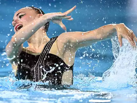 Die deutsche Kunstschwimmerin Klara Bleyer gewann EM-Bronze in der Technischen Kür des Solowettbewerbs. - Foto: Julien De Rosa/AFP/dpa