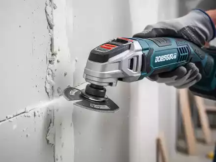 Professionelles Multifunktionswerkzeug bei der präzisen Renovierung einer Wand in einem modernen Wohnraum. - Foto: über boerse-global.de