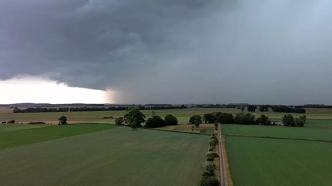 Schwüles Wetter geht in Deutschland auch oft mit Gewittern einher. (Archivbild) - Bild: Cevin Dettlaff/dpa