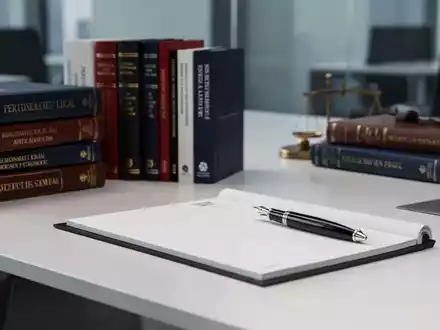 Fachbücher und Notizen auf einem modernen Büroschreibtisch zur Unterstützung der Betriebsratsarbeit. - Foto: über boerse-global.de