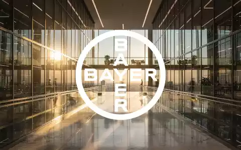 Modernes Bürogebäude mit einfallendem Sonnenlicht als Symbol für finanziellen Erfolg und unternehmerische Stabilität. - Foto: über boerse-global.de