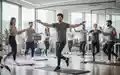 Junge Beschäftigte bei einer gemeinsamen Gesundheitsaktivität in einem modernen Bürogebäude. - Foto: über boerse-global.de