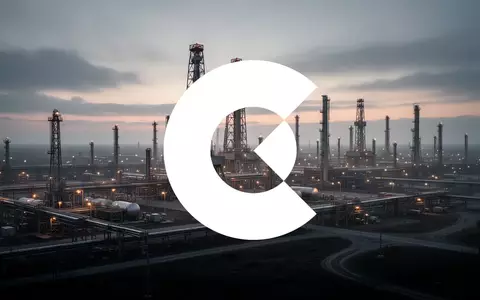 Industrielle Öl- und Gasanlage in einer weiten Landschaft bei Dämmerung, atmosphärisch und professionell beleuchtet. - Foto: über boerse-global.de
