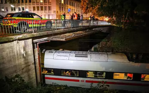 In Schwelm stürzte ein Baum auf die Oberleitung.  - Foto: Alex Talash/dpa