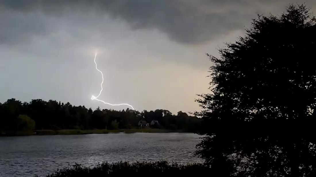 Vielerorts sorgten Gewitter mit Starkregen schon am Abend für Abkühlung.  - Bild: Daniel Bockwoldt/dpa